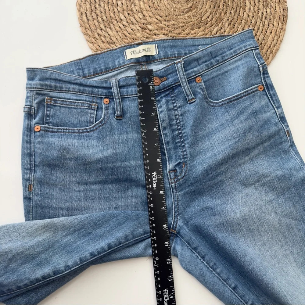 Madewell 9" High-Rise Skinny Jeans in Frankie Wash‎ Torn-Knee Edition Size 30 - Picture 5 of 10